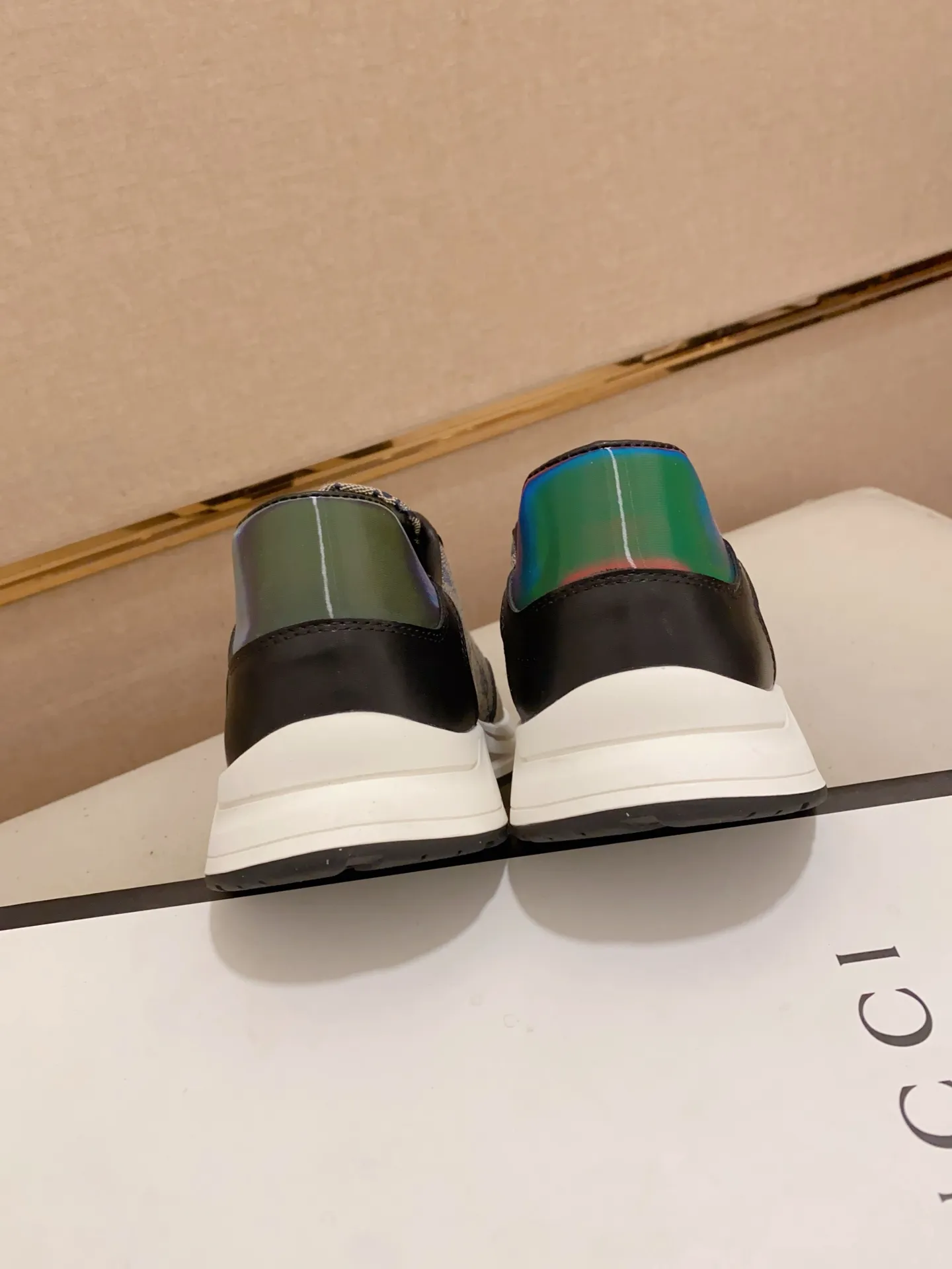 Men's shoes💰 420💰The new GUCCI (Gucci) counters are launched simultaneously. The new men's shoes, 😘fabrics are selected from imported cowhide, and the lining is sheepskin lining. 👍🏿 High-end ☄️ air-cushion molded anti-slip rubber outsole, exquisite lines, simple and elegant, comfortable and high-end for leisure travel. Code number: 38 to 44 (45 can be customized and cannot be returned or exchanged)